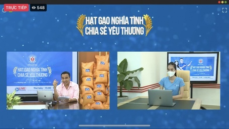  Cô cùng MC Quyền Linh livestream phát động, kêu gọi mọi người góp sức. 