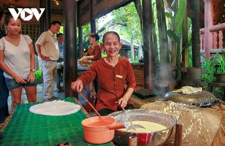 Du khách tham quan một điểm du lịch tại Quảng Nam.