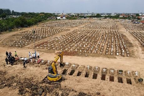 Ảnh chụp từ trên không vào ngày 4/8 nghĩa địa Rorotan ở Jakarta (Indonesia), nơi chôn cất các nạn nhân Covid-19 (Ảnh: AFP).