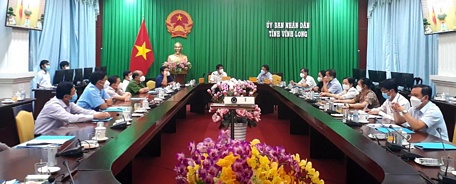 Quang cảnh họp tại đầu cầu Vĩnh Long.