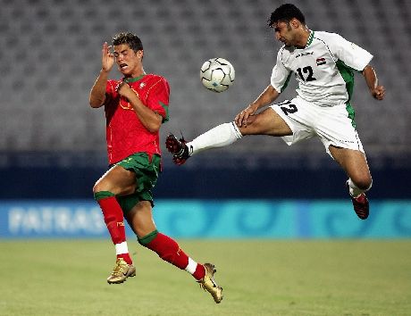 Hình ảnh Ronaldo trong một trận đấu ở Olympic Athens 17 năm trước. (Ảnh: Getty). 