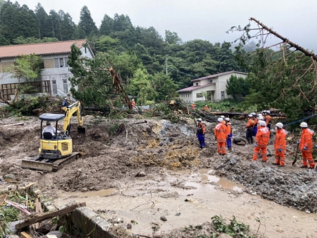 Cứu hộ tại hiện trường vụ lở đất ở tỉnh Nagasaki, phía tây nam Nhật Bản - Ảnh: REUTERS