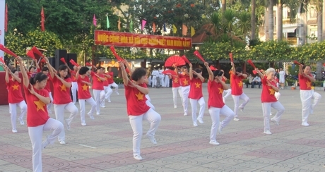 Bộ môn dưỡng sinh được nhiều người- nhất là người cao tuổi lựa chọn có thể tập ngoài trời và cả ở nhà khi dịch bệnh diễn biến phức tạp (ảnh minh họa).