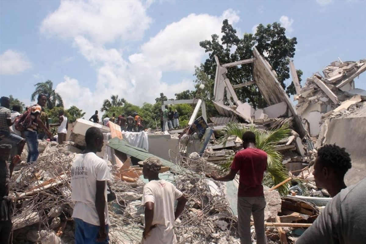 Tìm kiếm người bị nạn sau khi một khách sạn sập do động đất Haiti ngày 14/8. Ảnh: AFP