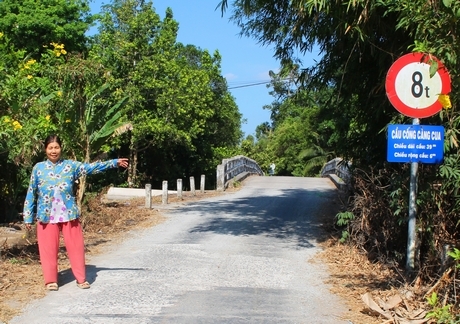 Bà Nguyễn Thị Tư (ấp Phù Ly 1) đã hiến 972m2 đất để xây đường liên xã Đông Bình- Đông Thạnh và xây cầu Cống Càng Cua (ảnh chụp hồi tháng 4/2021).