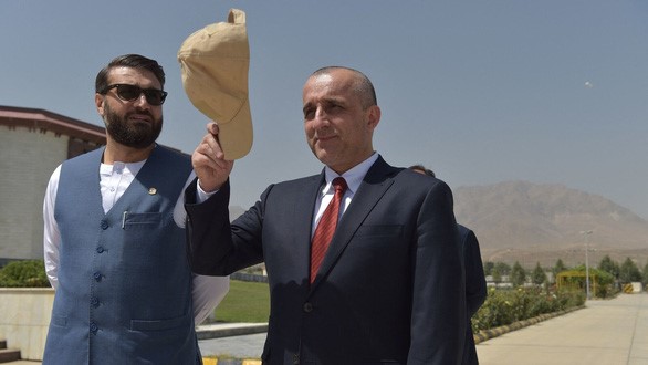 Ông Amrullah Saleh, phó tổng thống thứ nhất của Afghanistan (cầm nón), đứng cạnh cố vấn an ninh quốc gia Hamdullah Mohib của Afghanistan - Ảnh: AFP