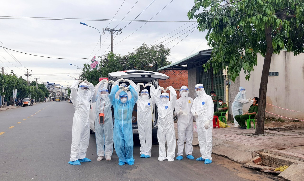 Dù vất vả với cường suất làm việc lao động rất cao nhưng lực lượng tuyến đầu vẫn lạc quan đẩy lùi dịch COVID-19.