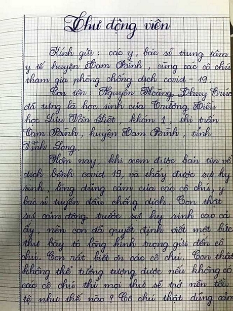 Bức thư tay với những dòng chữ nắn nót chứa đựng cả yêu thương và lời động viên gửi đến các bác sĩ tuyến đầu.