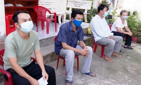 4 người tụ tập nhậu bị xử phạt.