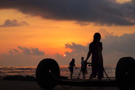 Dù đang dịch bệnh nhưng, Nam Định chưa phải thực hiện giãn cách xã hội nên nhiều bạn trẻ vẫn tranh thủ tới đây chụp ảnh, sống ảo. (Ảnh Trần Tài)