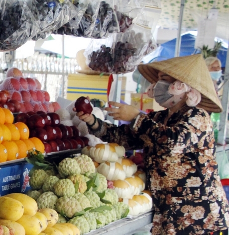 Nhiều mặt hàng phục vụ thị trường mùa Vu Lan tại chợ không sôi động như mọi năm.