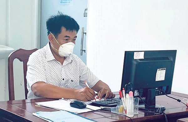 Anh Thuấn rà soát những trường hợp nghi nhiễm trên địa bàn. Ảnh do đơn vị cung cấp