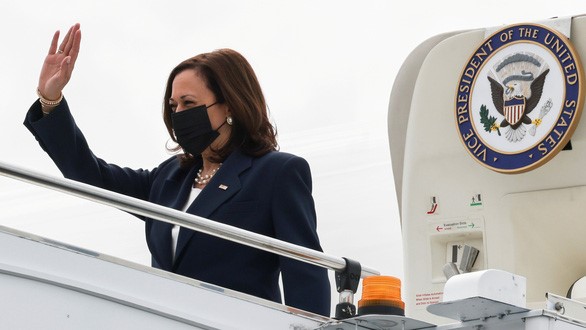 Phó tổng thống Mỹ Kamala Harris tới Singapore sáng 22/8, bắt đầu công du Đông Nam Á - Ảnh: Reuters