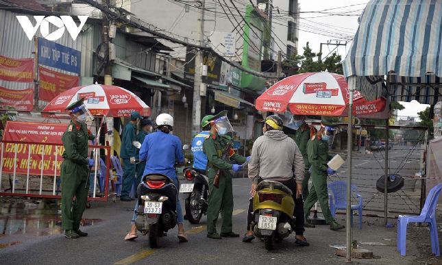 Quốc lộ 13 đi qua khu vực TP.Thủ Đức thưa thớt bóng người