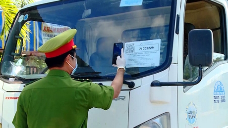 Lực lượng chốt chặn kiểm tra giấy nhận diện phương tiện ưu tiên hoạt động trên luồng xanh.