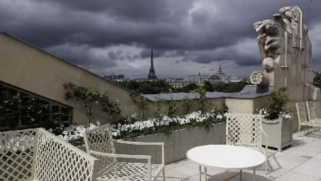 Tháp Eiffel nhìn từ khách sạn Crillon tại Paris. Nguồn: AFP/Patrick Kovarik