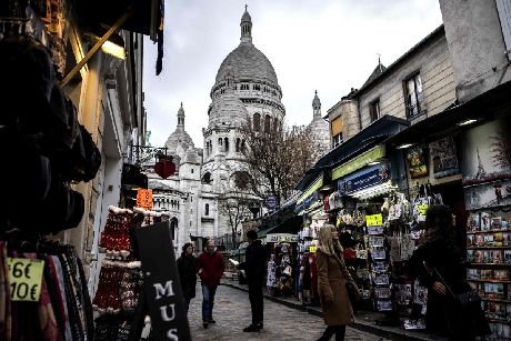 Du khách tham quan tại khu vực đồi Montmartre, Paris. Nguồn: AFP