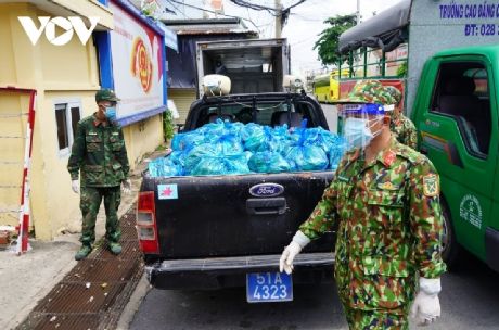 Tại phường Trường Thọ, TP. Thủ Đức, từ sáng sớm các chiến sĩ Sư đoàn Bộ binh 5, Quân khu 7 cùng với lực lượng địa phương tổ chức phân phát gần 2 tấn rau của quả đến các hộ khó khăn.