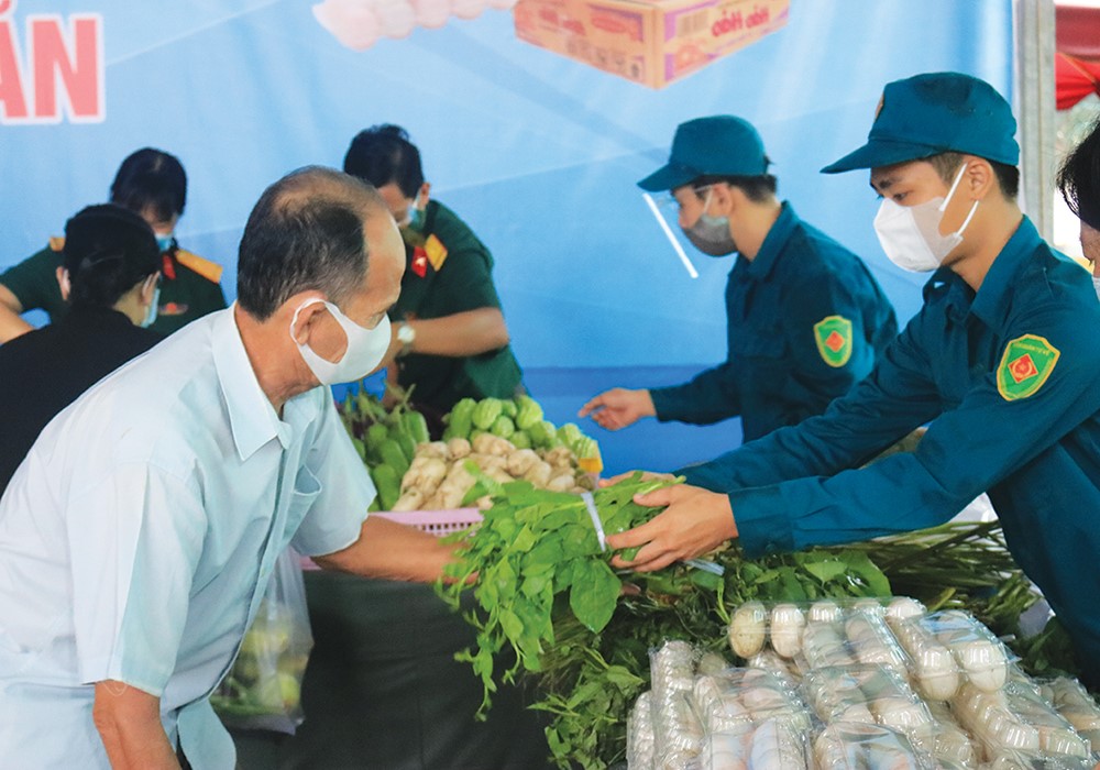 Người dân trong các khu nhà trọ rất vui mừng khi nhận được quà hỗ trợ