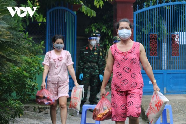 Nhiều người dân cho biết, hình ảnh các chiến sĩ quân đội xuất hiện đã tạo được sự an tâm hơn, tin tưởng giúp người dân cùng chính quyền TP.HCM nhanh chóng đẩy lùi dịch bệnh./.