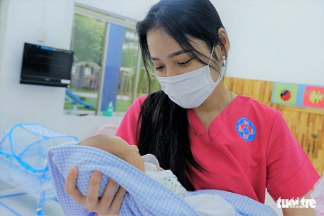 Nguyễn Thị Thu Hằng (26 tuổi) - nữ tiếp viên hàng không - là 1 trong 25 bà mẹ bỉm sữa đang tình nguyện chăm sóc cho các bé sơ sinh tại Trung tâm H.O.P.E có mẹ là F0 - Ảnh: VŨ THỦY