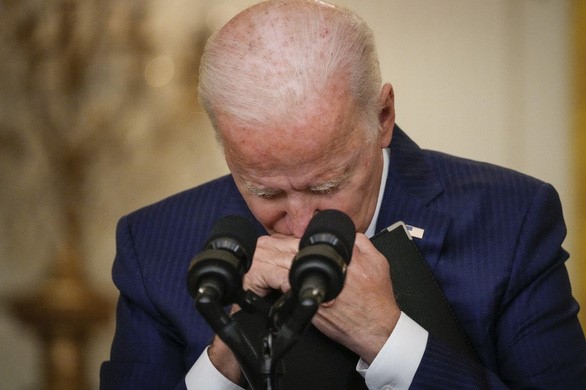 Tổng thống Mỹ Joe Biden lắng nghe câu hỏi về tình hình Afghanistan trong cuộc họp báo ở Nhà Trắng ngày 26/8 - Ảnh: AFP