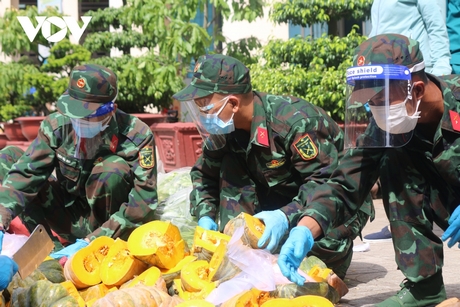 Chiến sĩ Sư đoàn Bộ binh 5 được tăng cường cho phường Trường Thọ, TP.Thủ Đức phân chia rau củ quả mà các nhà hảo tâm ủng hộ để phát cho người dân.