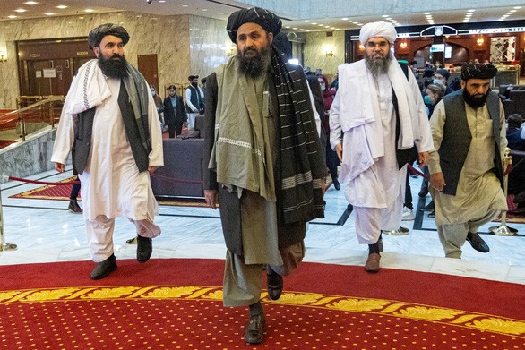 Phó thủ lĩnh Taliban Mullah Abdul Ghani Baradar (giữa) và các lãnh đạo khác của lực lượng này đang có mặt tại Kabul để định hình chính phủ mới - Ảnh: REUTERS