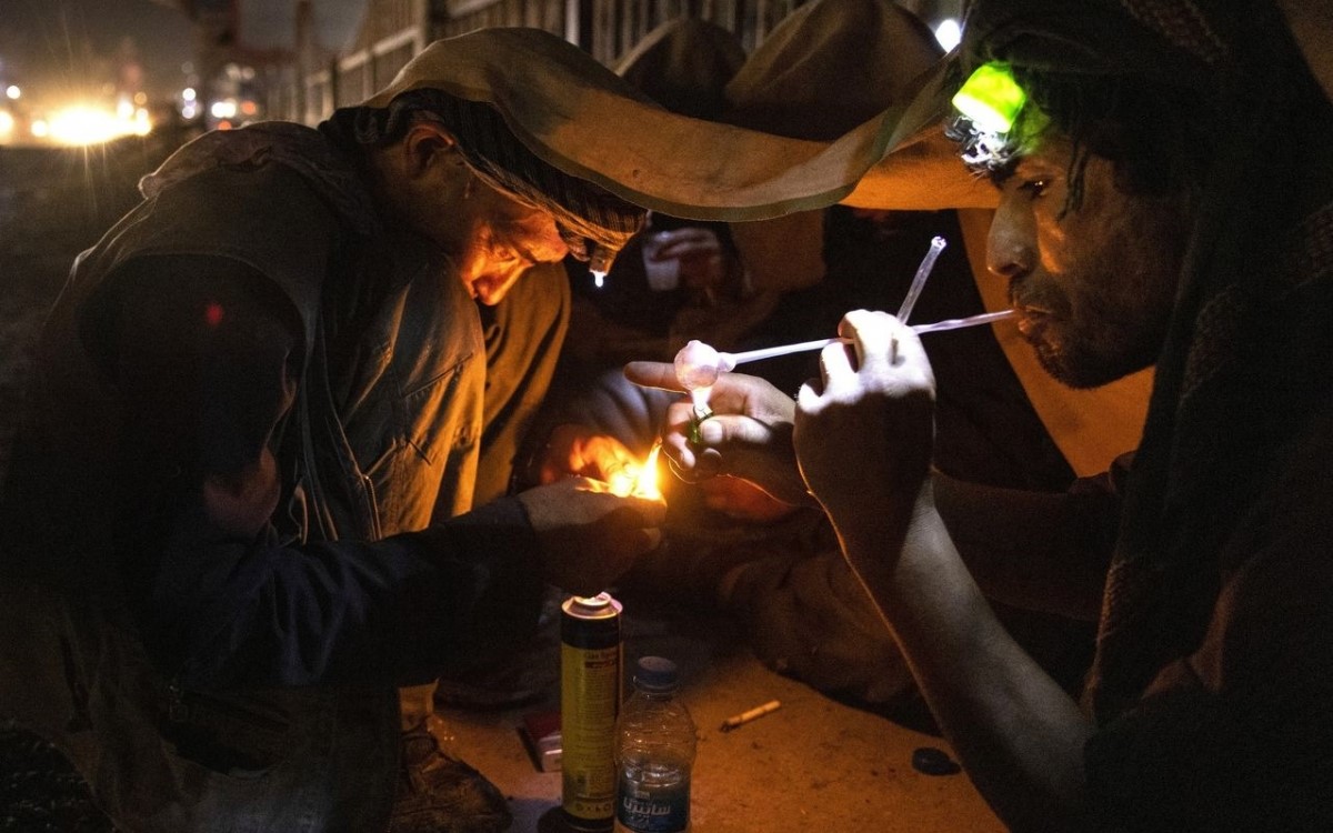 Hút hít heroin ở Kabul, Afghanistan. Ảnh: Wall Street Journal.