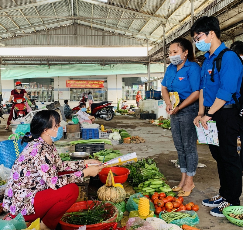 Tuổi trẻ Vĩnh Long tích cực tham gia các hoạt động tuyên truyền thông điệp 5K, quy định phòng chống dịch đến với người dân 