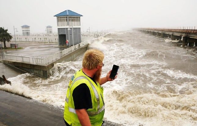 Siêu bão Ida đã đảo ngược dòng chảy của sông Mississippi. Ảnh: AP