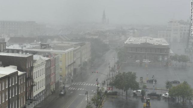 Mưa lớn xối xả tại tuyến đường Canal ở New Orleans, Louisiana ngày 29/8 sau khi bão Ida đổ bộ. Ảnh: CNN