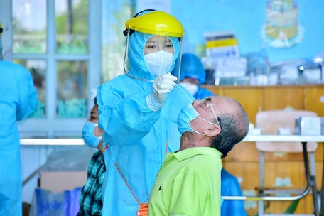 Các địa phương tăng tần suất xét nghiệm đối với những vùng có nguy cơ cao.  Ảnh minh họa: DƯƠNG THU