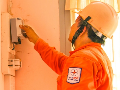 Do thực hiện giãn cách phòng chống dịch COVID-19, nhân viên điện lực sẽ không trực tiếp đến ghi điện hoặc thực hiện đấu nối điện gia đình.