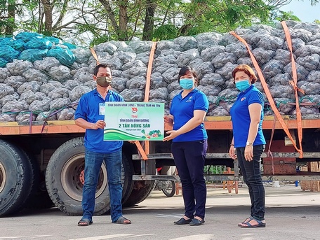 Chị Nguyễn Huỳnh Thu-  Tỉnh ủy viên,  Bí thư Tỉnh Đoàn Vĩnh Long- trao bảng tượng trưng tặng 2 tấn nông sản cho Tỉnh Đoàn Bình Dương