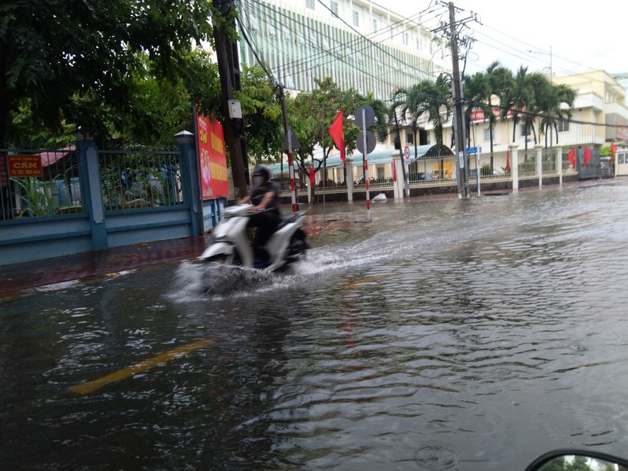 Nhiều tuyến đường nội ô nước ngập gần nửa bánh xe.