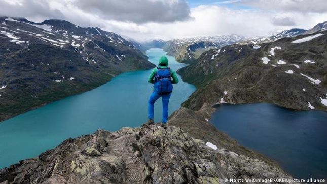 Có diện tích lên đến 3.500 km2, vườn quốc gia Jotunheimen là khu bảo tồn thiên nhiên ở miền nam Na Uy. Đây là địa điểm lý tưởng đối với du khách muốn khám phá phong cảnh núi non hùng vĩ. Vườn quốc gia Jotunheimen cũng có rất nhiều hồ nước đẹp, nổi bật là hồ Gjende với làn nước xanh ngọc từ những tảng băng tan.