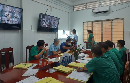 Tại Trung tâm ICU, các y- bác sĩ luôn họp giao ban, hội chẩn, tìm phương án điều trị thích hợp cho từng bệnh nhân.