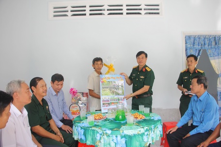 Bên cạnh việc thực hiện tốt các chính sách hậu phương quân đội, đền ơn đáp nghĩa, lực lượng vũ trang tỉnh Vĩnh Long còn thực hiện công tác phổ biến, giáo dục pháp luật, góp phần nâng cao nhận thức của người dân. Ảnh tư liệu: chụp năm 2020