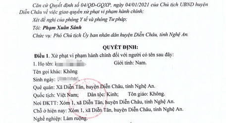  Một quyết định xử phạt của UBND huyện Diễn Châu, Nghệ An với người đàn ông tập trung uống nước giữa mùa dịch - Ảnh: DOÃN HÒA