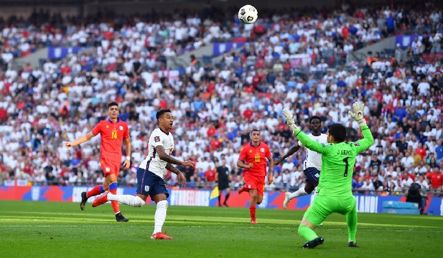 Trong hiệp 1, Jesse Lingard còn có pha tâng bóng điệu nghệ vào lưới Andorra nhưng bàn thắng không được công nhận vì lỗi việt vị.