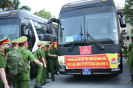 Cán bộ, học viên Học viện Cảnh sát Nhân dân tăng cường tham gia hỗ trợ phòng, chống dịch bệnh Covid-19. Ảnh: Bộ Công an