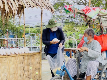 Gian hàng 0 đồng san sẻ yêu thương với những hoàn cảnh khó khăn.