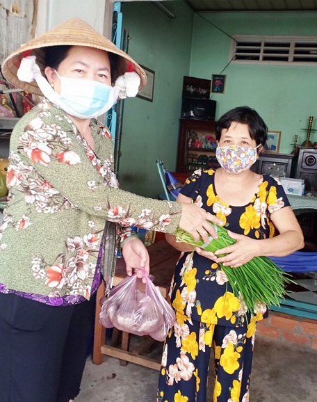 Đến tận nơi ở tặng rau củ cho bà con có hoàn cảnh khó khăn.