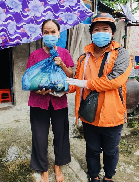 Những món quà dù nhỏ nhưng ấm áp tình người và sự sẻ chia.