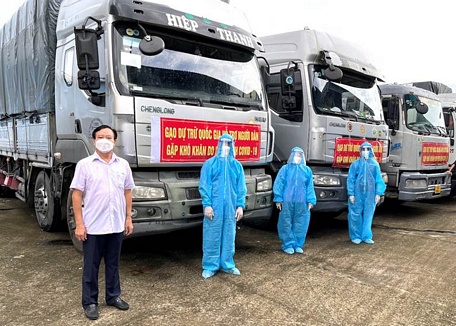 Xe tải vận chuyển gạo dự trữ sẵn sàng hỗ trợ người dân gặp khó khăn - Ảnh: Dương Lê- Tổng cục DTNN