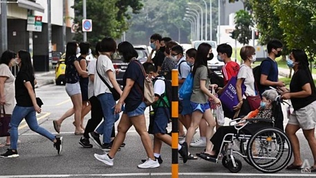  Mọi người đeo khẩu trang khi ở địa điểm công cộng tại Singapore ngày 7/9/2021. Ảnh: CNA