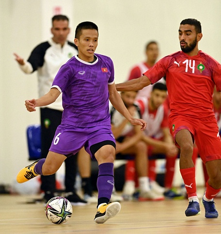 Đội tuyển futsal Việt Nam (áo tím) hứa nỗ lực thi đấu giành kết quả cao nhất để làm món quà cho người hâm mộ nước nhà - Ảnh: VFF