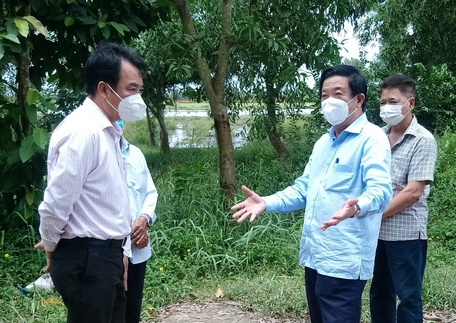 Đoàn đi khảo sát thực tế về đầu tư sản xuất nông nghiệp.