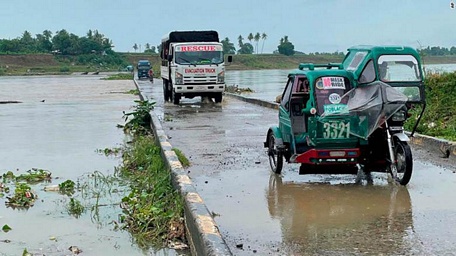 Nước sông dâng cao do ảnh hưởng của siêu bão Chanthu tiến gần đến Cauayan, tỉnh Isabela, miền Bắc Philippines hôm 10/9. Ảnh: AP